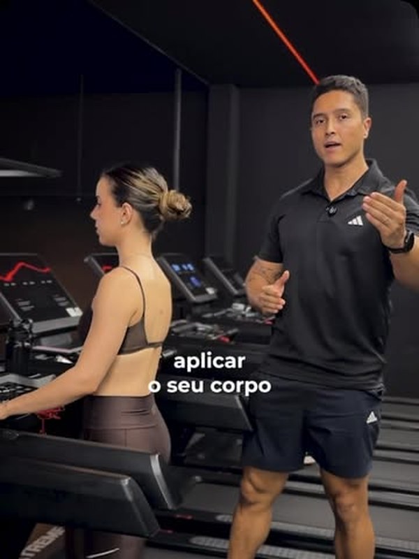 Jhonathan Guimarães explicando um exercício na esteira
