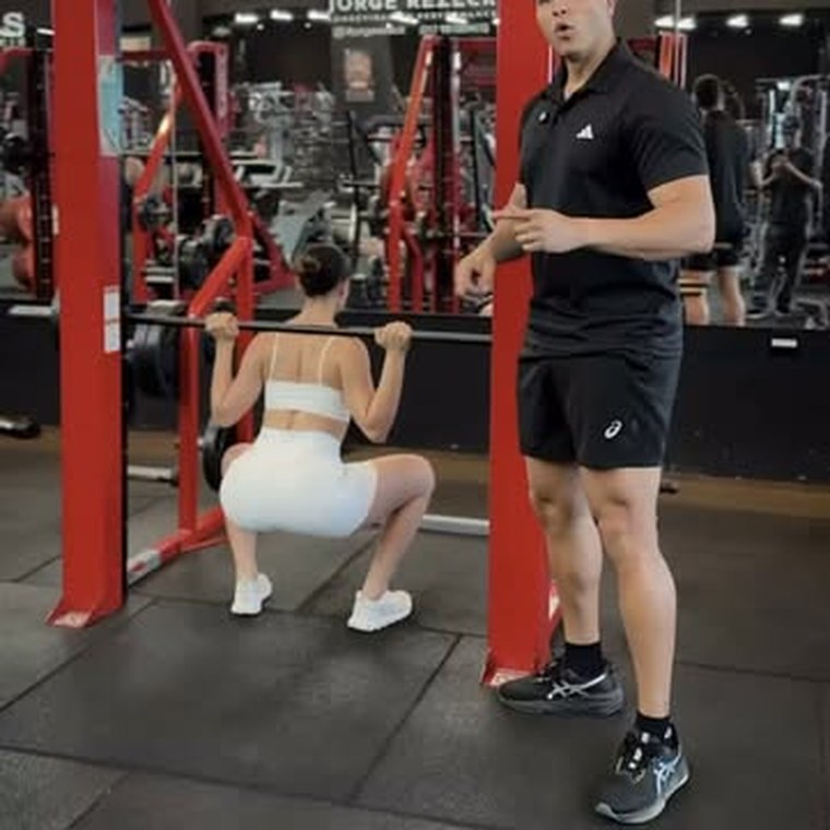 Aluna treinando agachamento com o Jhonathan